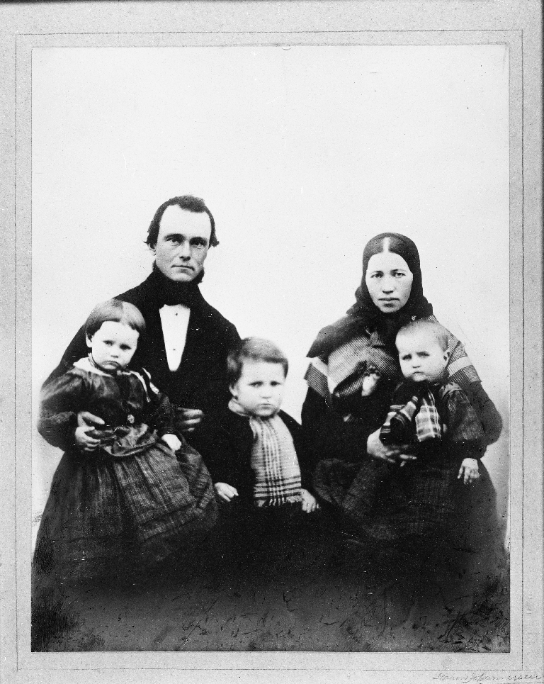 Hans E. Hognestad (1832 - 1925), kona Tabitta Pedersdtr. Herikstad (1832 - 1916). Dei tre borna er f. v. Maren Sofie Hognestad (1865 - 1890), Eivind Hognestad (1863 - 1936), Peder Hognestad (1866 - 1931)