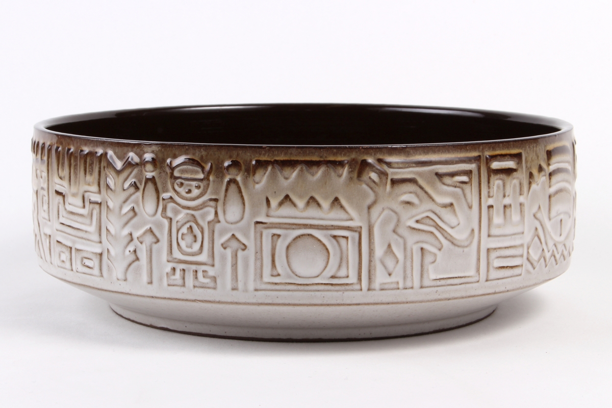 Skål som utvendig er dekorert med relieff som viser vikingmotiv.