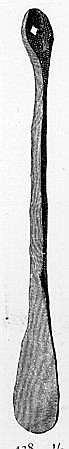 Jernbarre som type Rygh 438. Barren har form nærmest som ei langstrakt øks, med et rombeformlignende tverrsnitt i den smale enden. Nederst er det flatet ut som en egg. Rest etter hull i den smale enden.