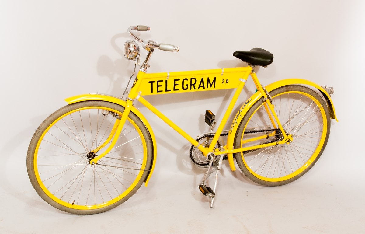 Cykel för telegrambud, med skylt "TELEGRAM 28" och dekormålning "Telegrafverket" på bakre skärm. Ingår i Tekniska museets Handling collection och kan användas.