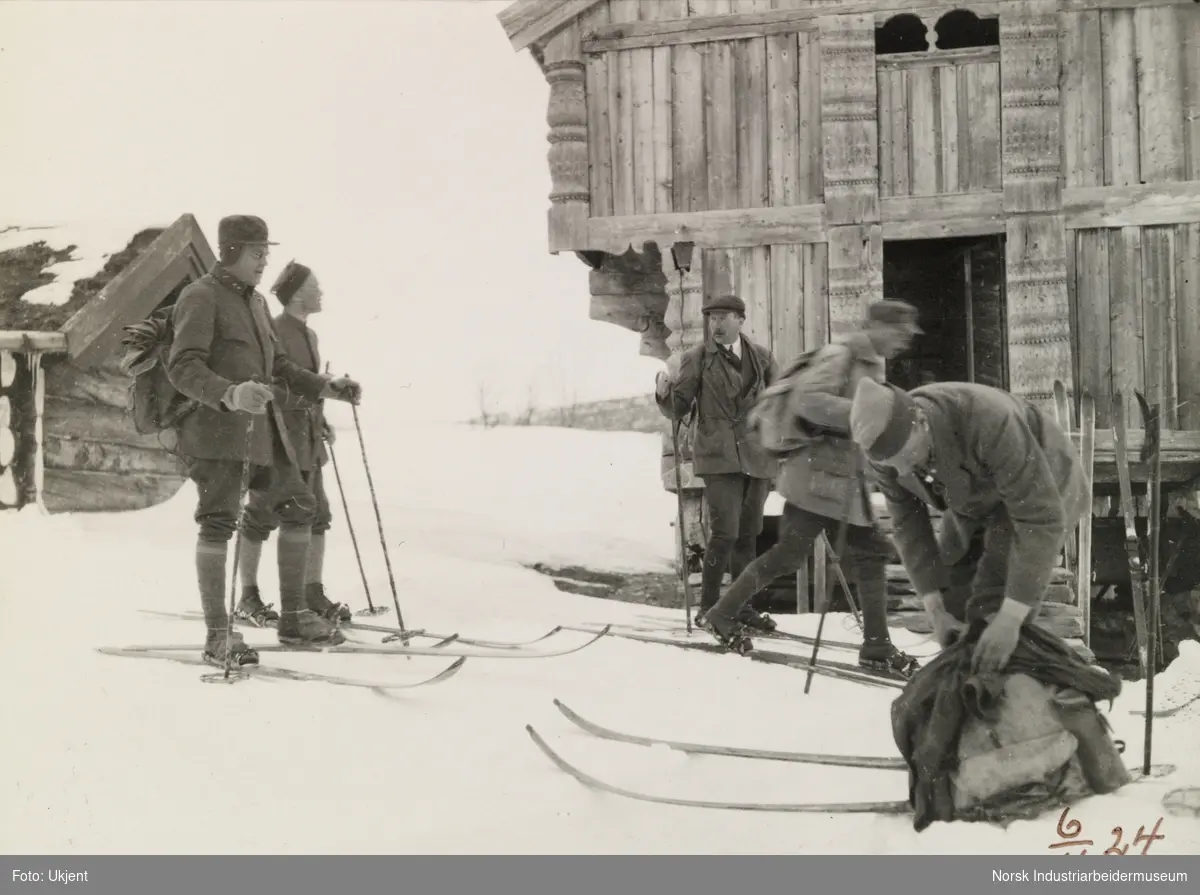 Fem menn på skitur foran loft, Ellefstjønnburet