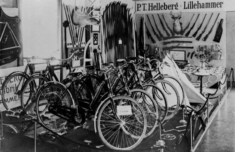 Lillehammer. Jubileumsutstillinga 1927. P.T. Hellebergs utstilling av sykler, ski, telt og våpen