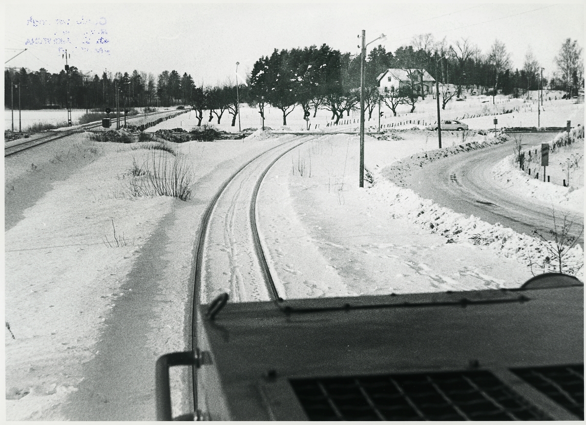 Järnvägsövergång i vinterlandskap.