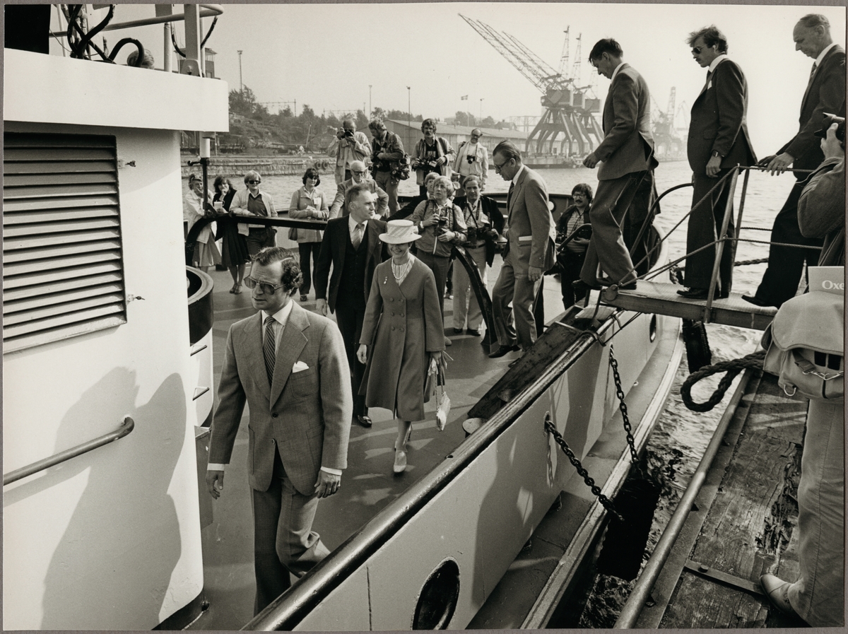 Kung Carl den XVl Gustaf och Drottning Silvia ombord på Trafikaktiebolaget Grängesberg - Oxelösunds Järnvägar, TGOJ:s bogserbåt "Simson", som ligger förtöjd vid kajen i Oxelösunds hamn den 9 september 1980.