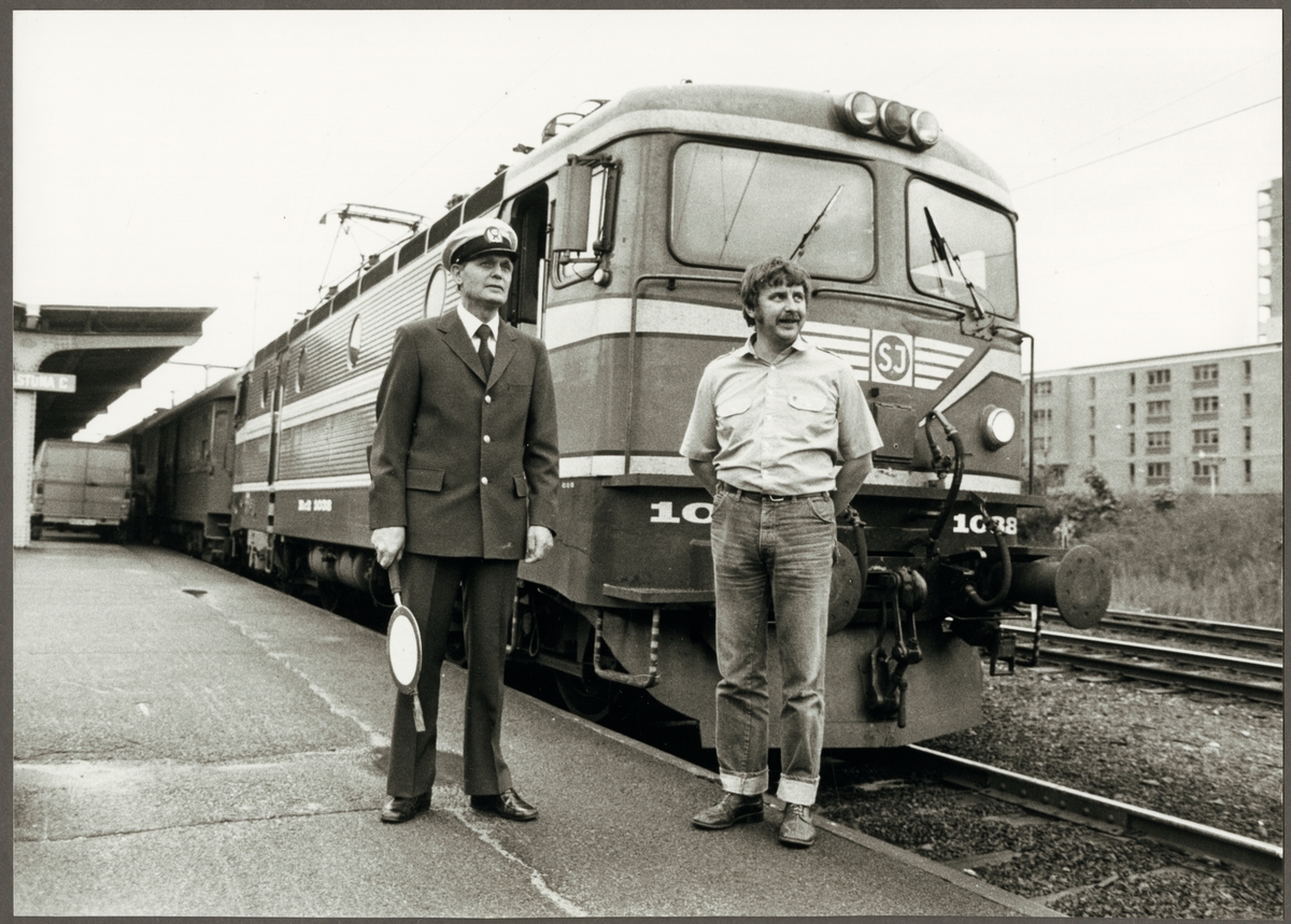 Statens Järnvägar SJ, Rc2 1038 på Eskilstuna Centralstation 1981. Framför loket står tågklarerare Walter Ekström och lokförare Bo Johansson från Hallsberg.