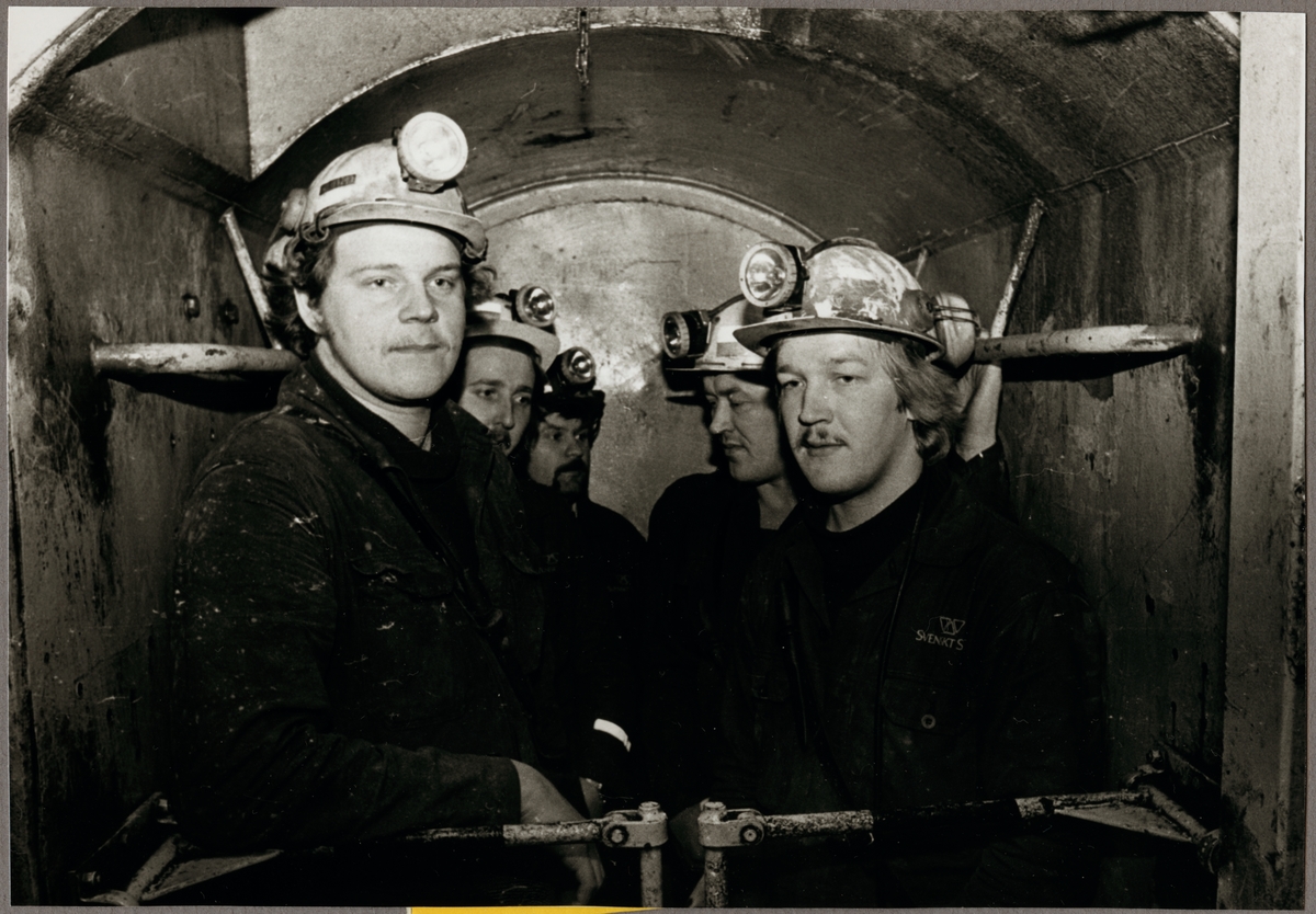 Personal vid Grängesgruvan i hissen på väg ner i gruvan 1981.