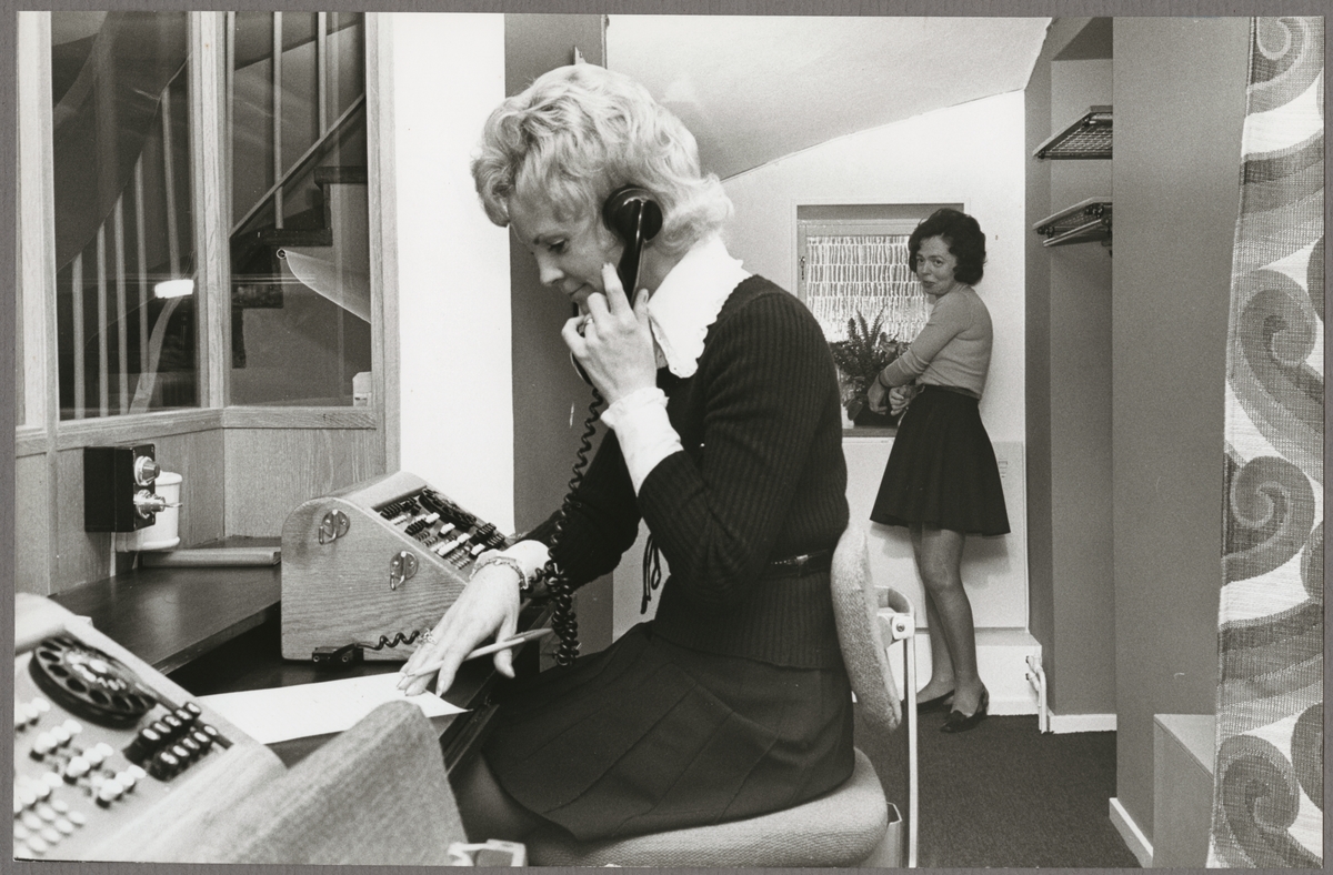 Kvinna vid växeltelefon.