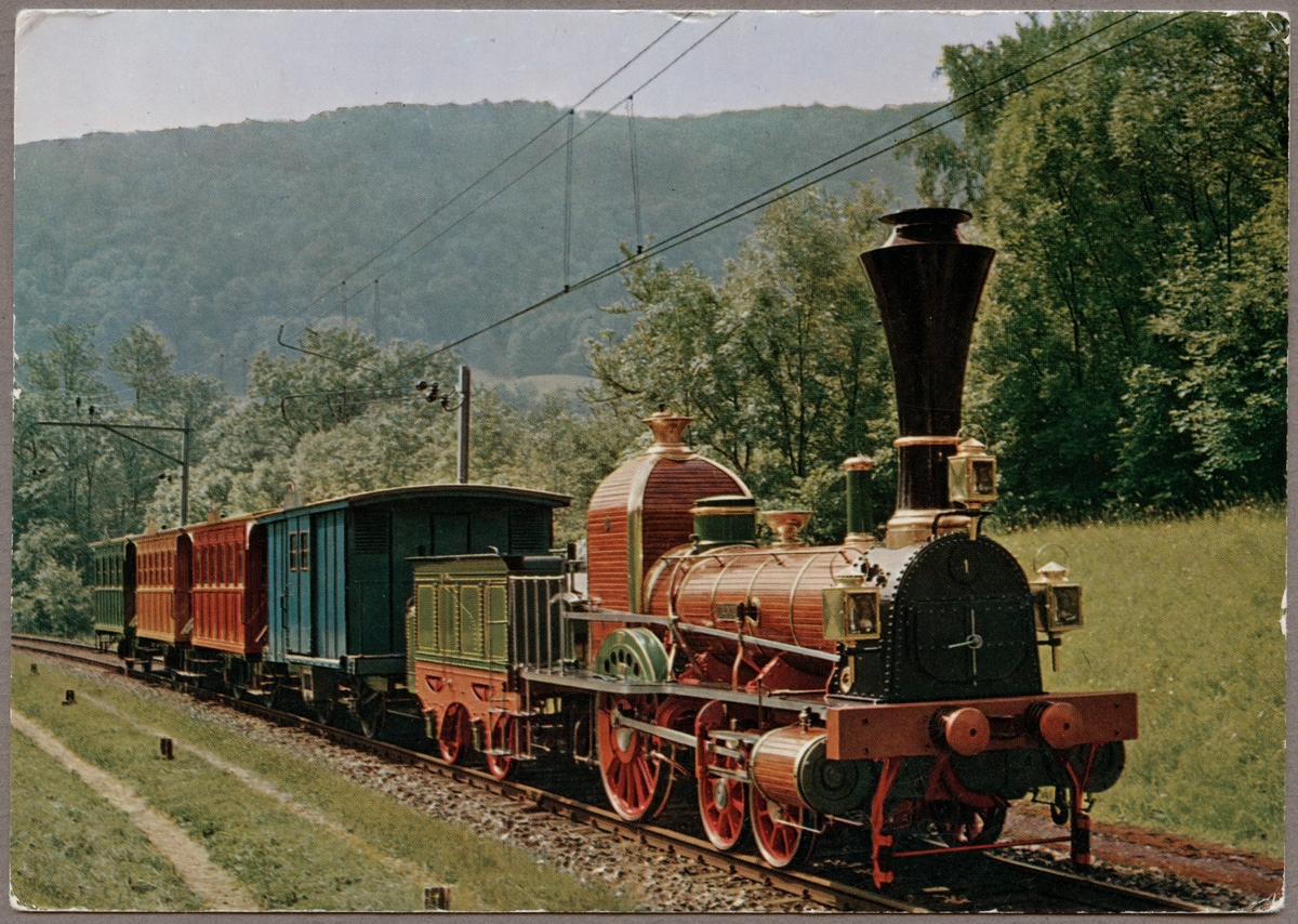 Ånglok med godsvagnar. Tåget kommer ursprungligen från Spanisch Brötli Bahn.