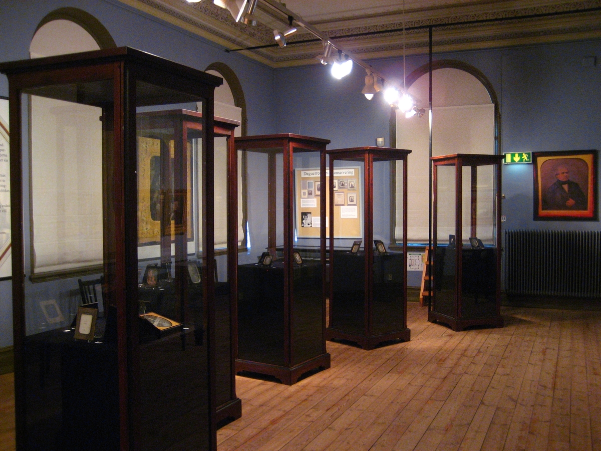 Vänersborgs museum. Utställningen Herr Daguerres spegelbilder. 26 februari - 8 maj 2011.