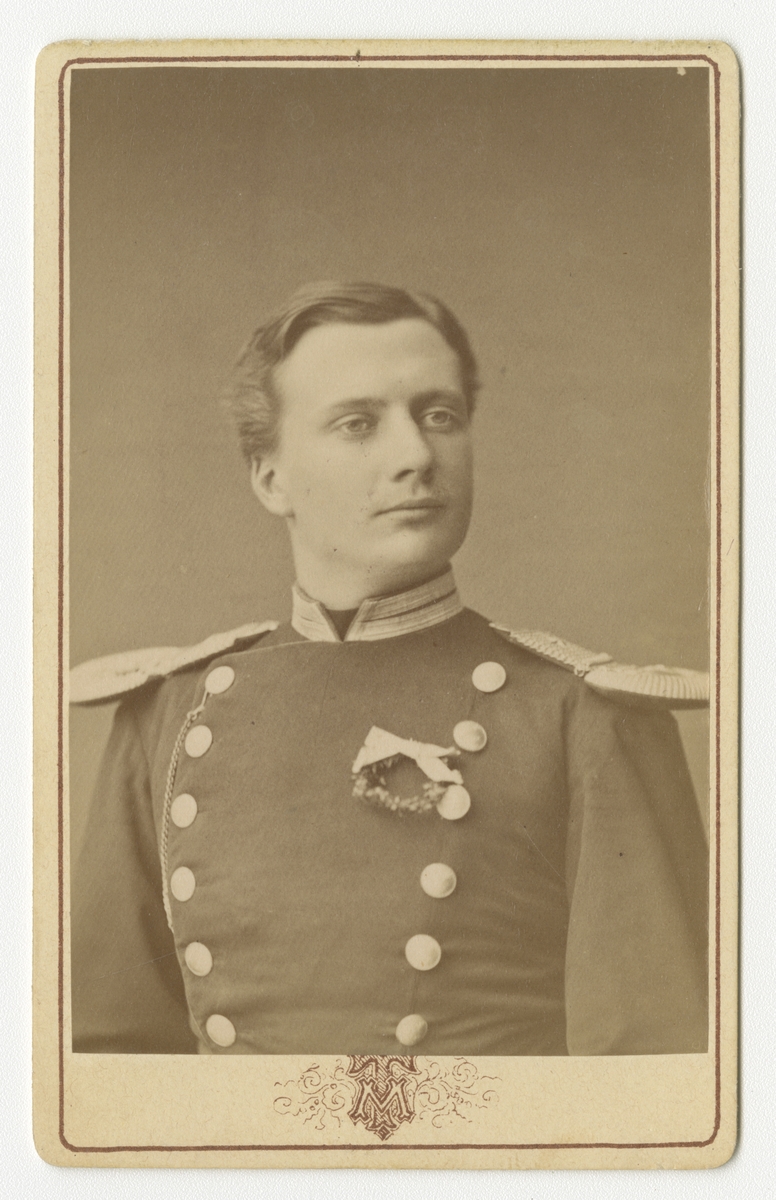 Porträtt av Folke Adolf Iwan Egerström, officer vid Andra livgrenadjärregementet I 5.

Se även bild AMA.0002148 och AMA.0009437.