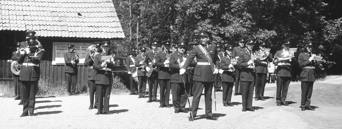 Regementes musikkår leds av regementstrumslagaren Nils Eriksson.