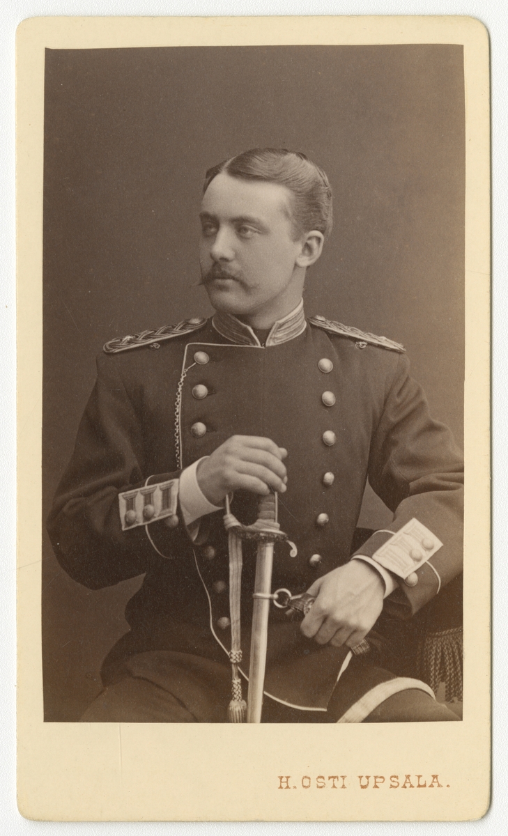 Porträtt av Gustaf Harald Svanström, underlöjtnant vid Livregementets grenadjärkår K 3.

Se även bild AMA.0021768.