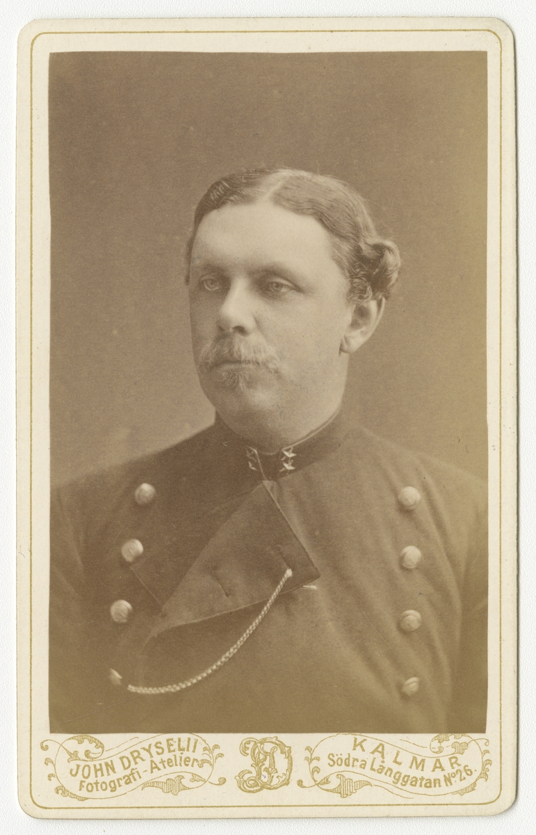 Porträtt av Carl Gustaf Albert Meurling, löjtnant vid Kalmar regemente I 20.

Se även bild AMA.0008108.