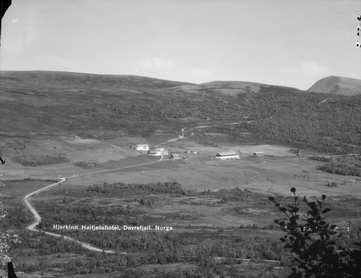 Dovrefjell, oversiktsbilde mot nordøst og Hjerkinn fjellstue. Påskrift: Hjerkinn Høifjeldshotel, Dovrefjell, Norge
