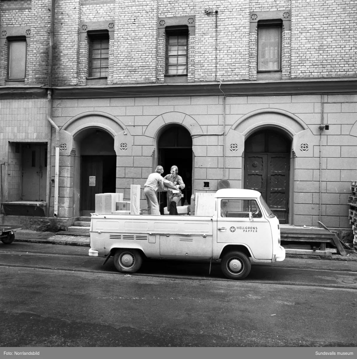 Hellgrens papper lastar eller lossar varor på sin pickup på Magasinsgatan, kvarteret Skonerten.