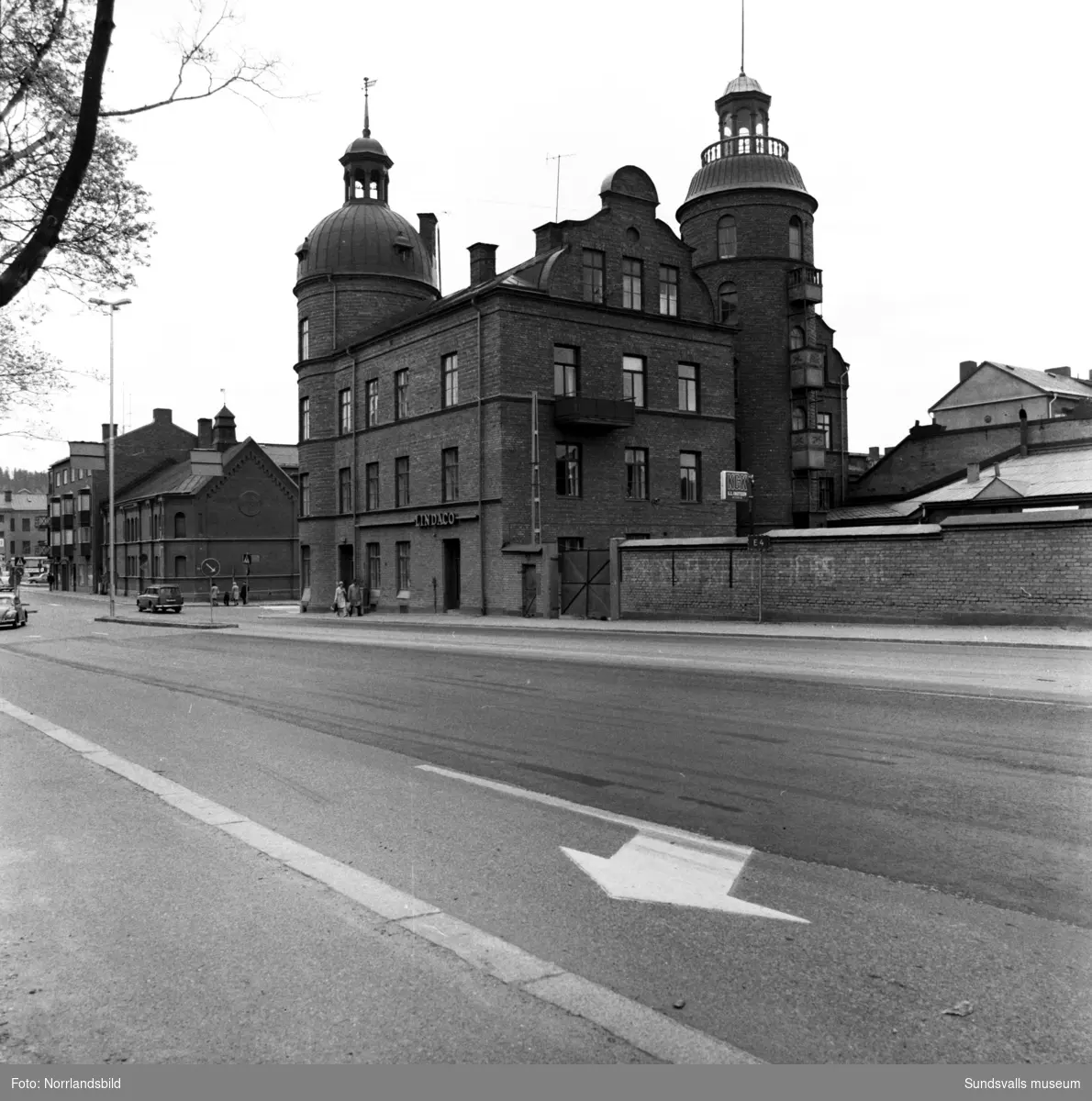 Exteriörbilder av gamla brandstationen i hörnet av Köpmangatan och Skolhusallén. Firmor i huset då var KGK och Lindaco.
