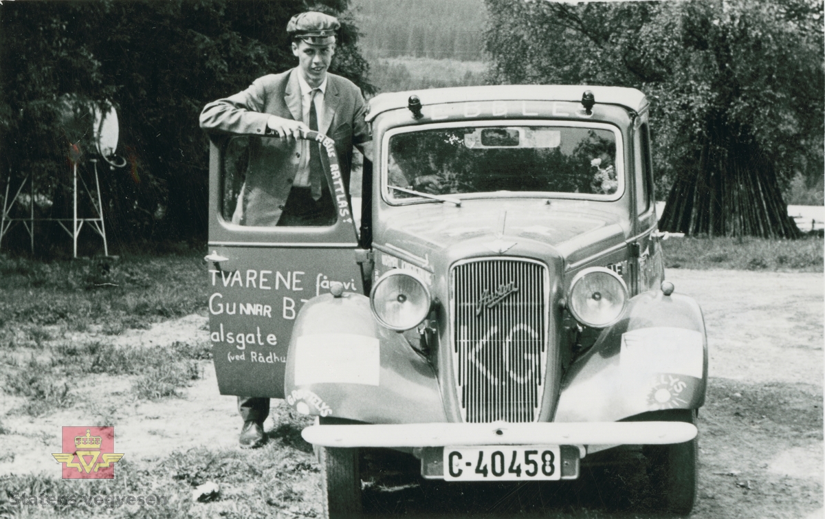 Rødruss med Austin Ten Conway Cabriolet 1938 modell. 
Bilen er registrert med gjenstandsnummer NVM 00-G-02404 hvor alle opplysninger om bilen foreligger. Russebil med rødfarge og påmalt hvit tekst, slik den så ut på 1960 tallet.