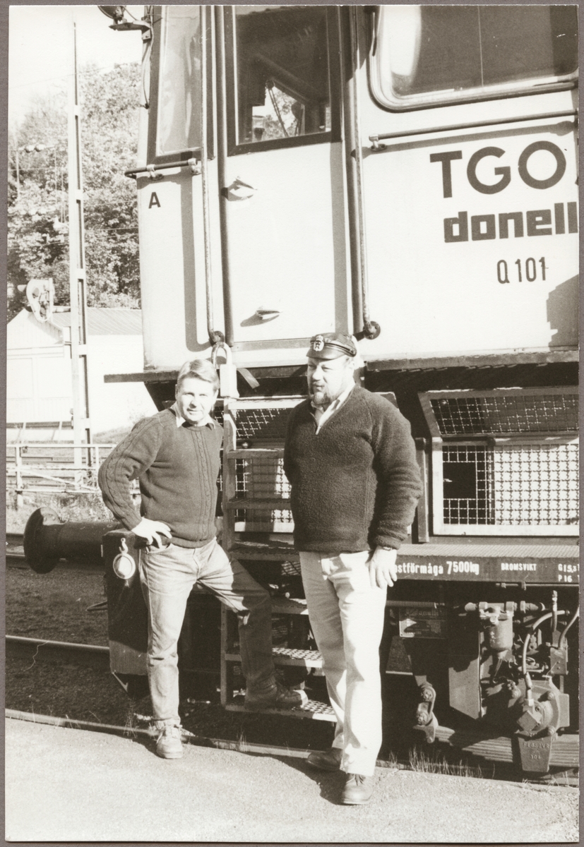 Italienska tillverkaren Donelli står bakom denna arbetsmotorvagn, levererad till Trafikaktiebolaget Grängesberg - Oxelösunds Järnvägar, TGOJ Q 101.