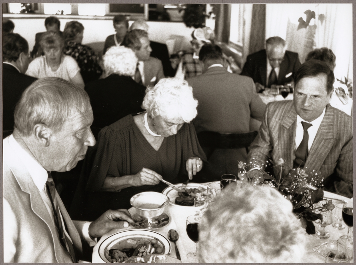 På Trafikaktiebolaget Grängesberg - Oxelösunds Järnvägar, TGOJ-dagen gavs middag på Julita värdshus den 2 juni 1989.