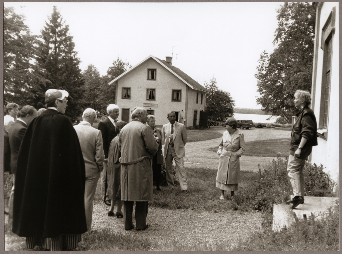 Sällskapet på Trafikaktiebolaget Grängesberg - Oxelösunds Järnvägar, TGOJ-dagen går en guidad tur på Julita gård den 2 juni 1989.