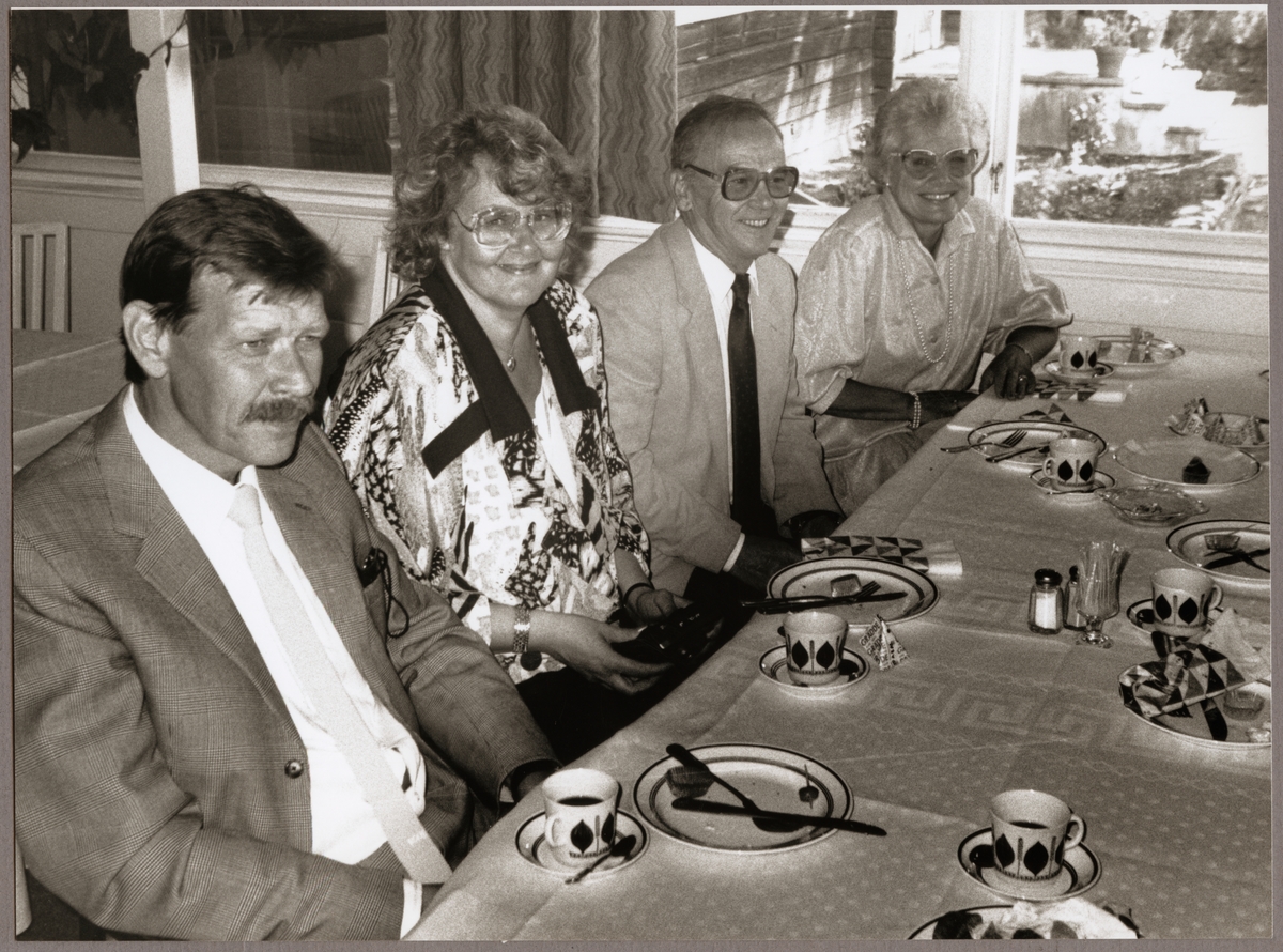 På Trafikaktiebolaget Grängesberg - Oxelösunds Järnvägar, TGOJ-dagen bjöds sällskapet på kaffe vid ankomst till Julita värdshus den 2 juni 1989.