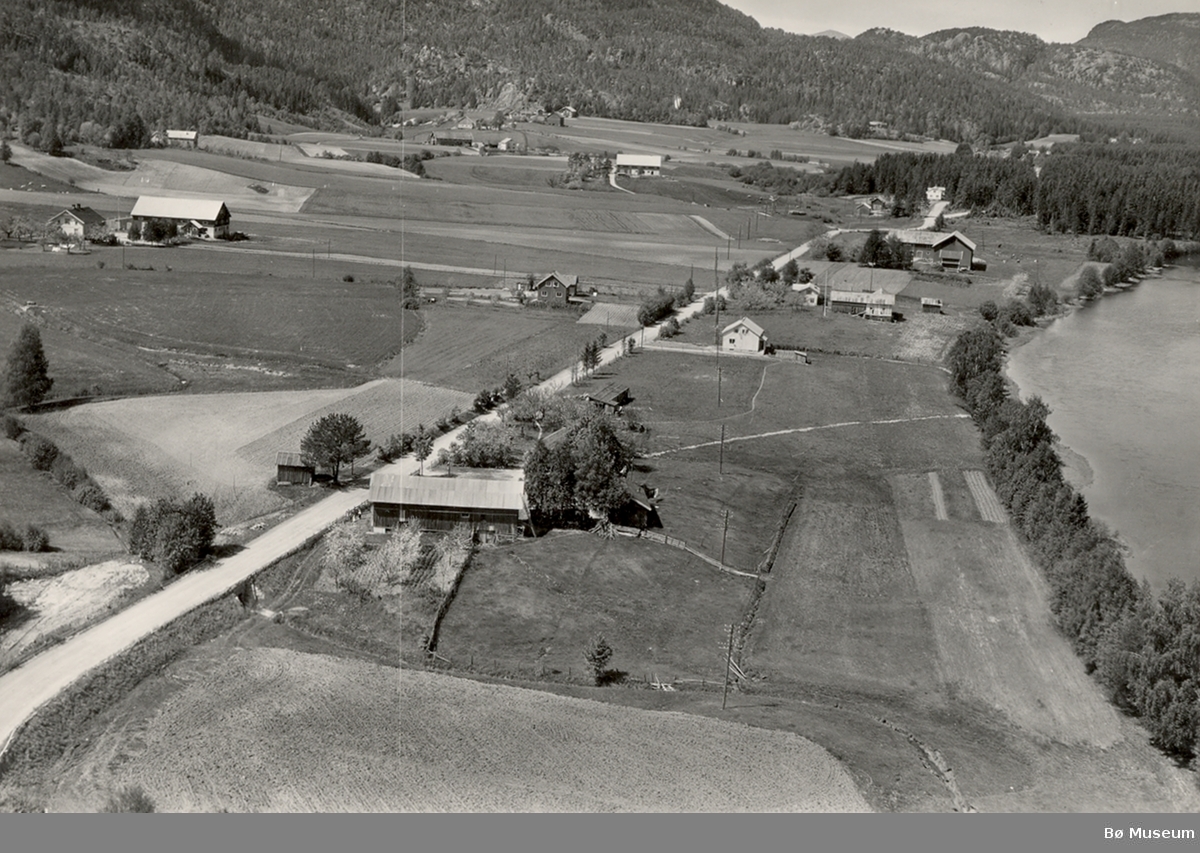 Flyfoto av Lovaldgardane, tatt 13.6.1958.