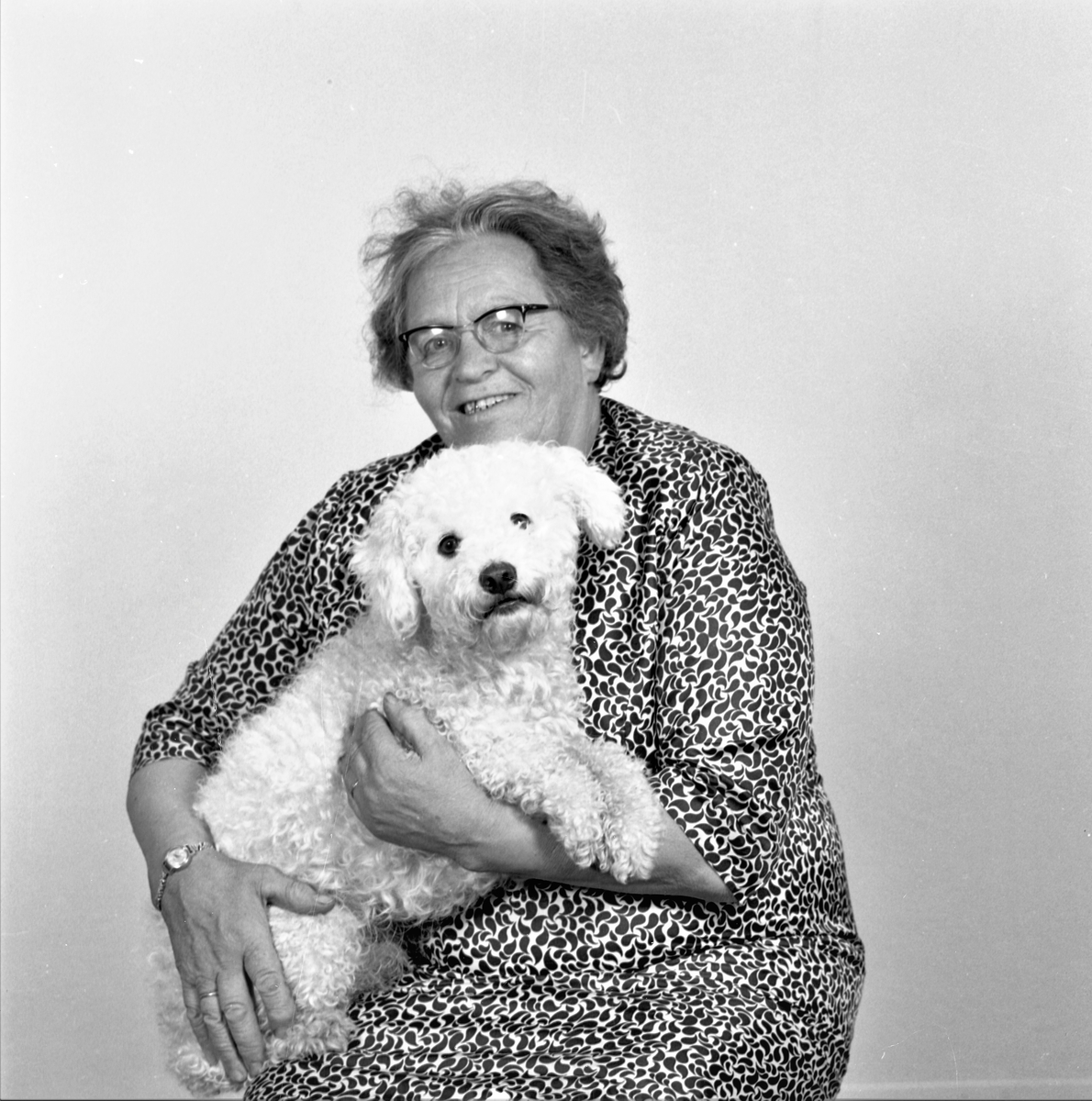 Portrett. Eldre kvinne med hund. Bestilt av Anna Kristiansen