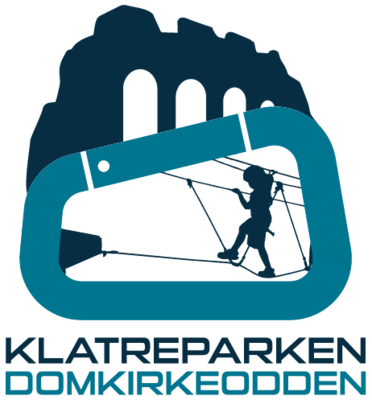 Klatreparken Domkirkeoddens logo med domkirkeruinen i bakgrunnen og sikret klatrer inni en karabinkrok