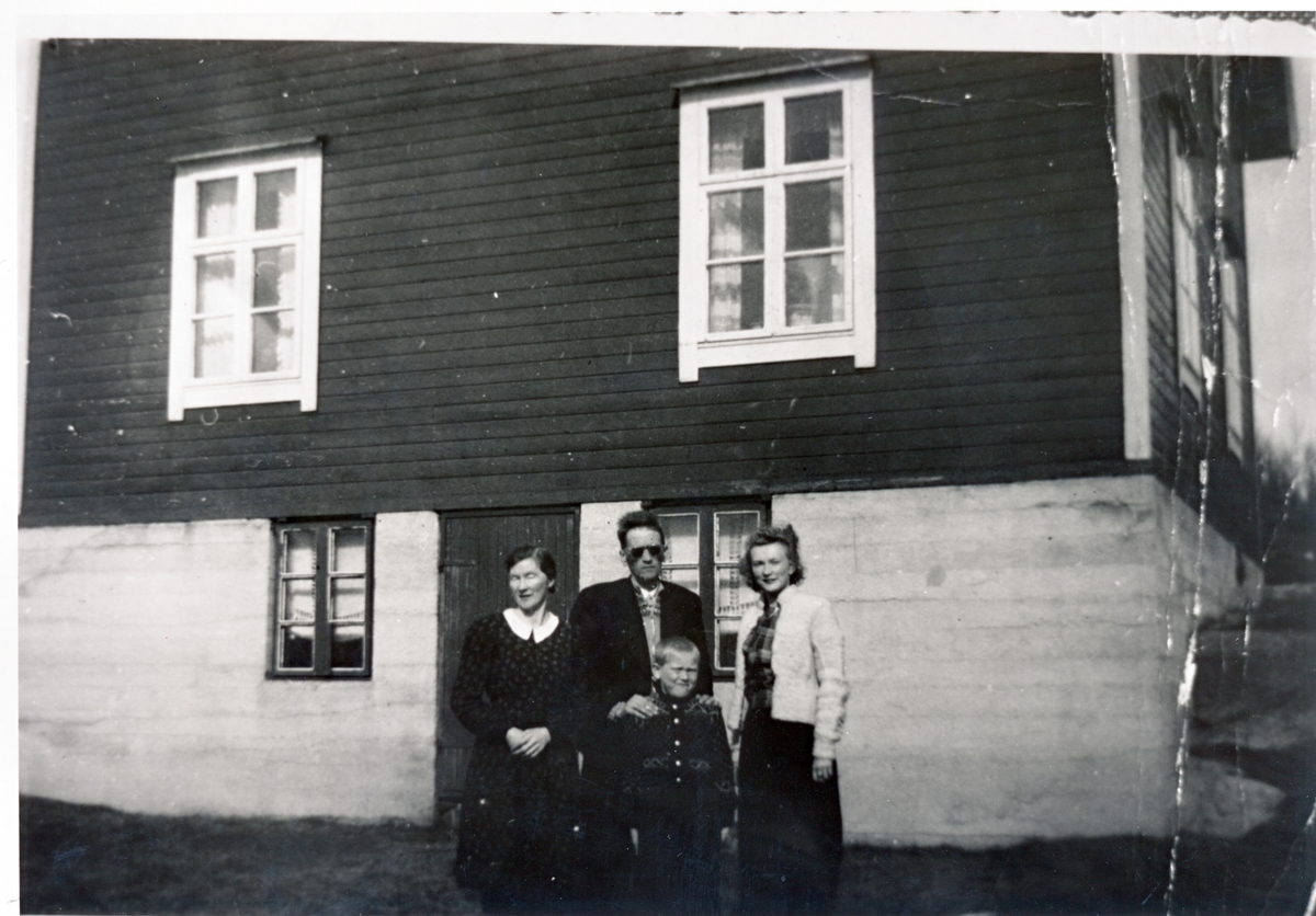Fru Nygård m/familie foran Lovisenborg, Grønvik, Å i Senja. 1940-1945.