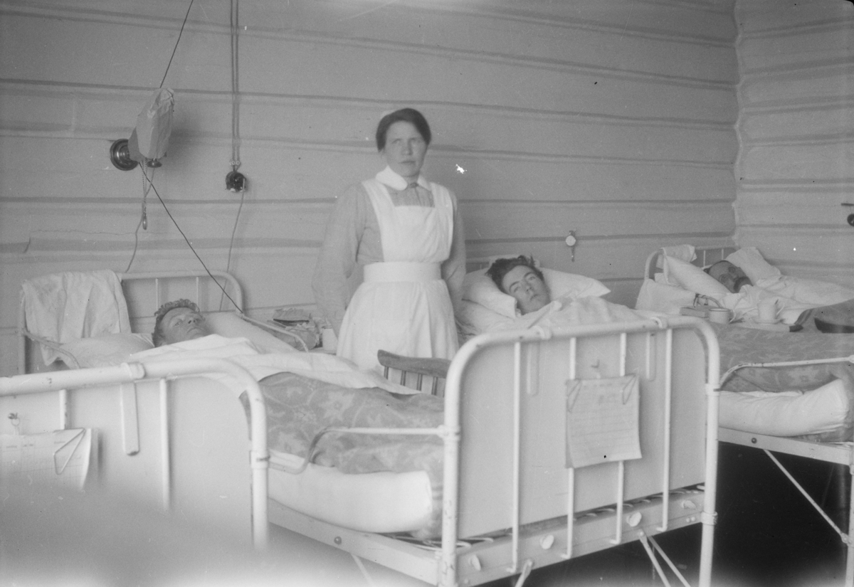 Pasienter og sykepleier på sykehus.