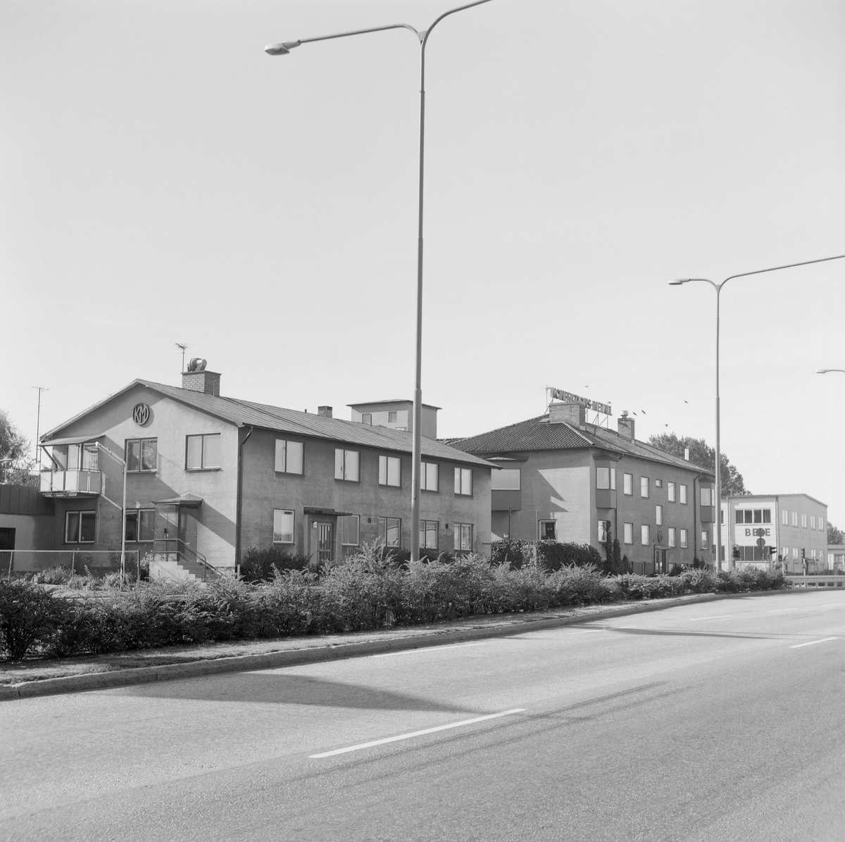 1954 breddades Industrigatan i Linköping för att vidare tjäna som del av Europaväg 4. Den nya bebyggelsen som växte fram längs den bullriga gatan kom uteslutande att ha industriell prägel. Ett exempel var KM (Konstruktions-Metall).