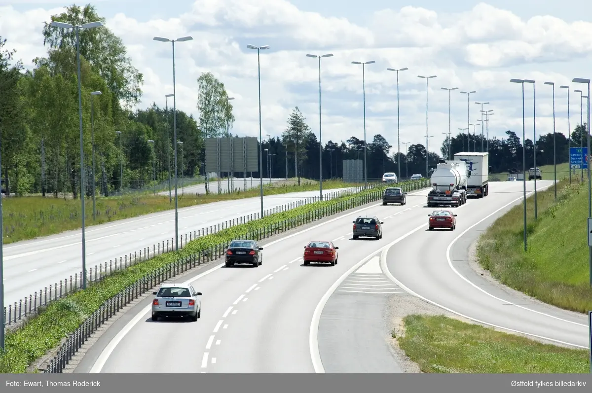 Ferdigbygd firefelts vei E6 i Østfold. Avkjøring på E6 mot Sarpsborg ved ved Rygge lufthavn