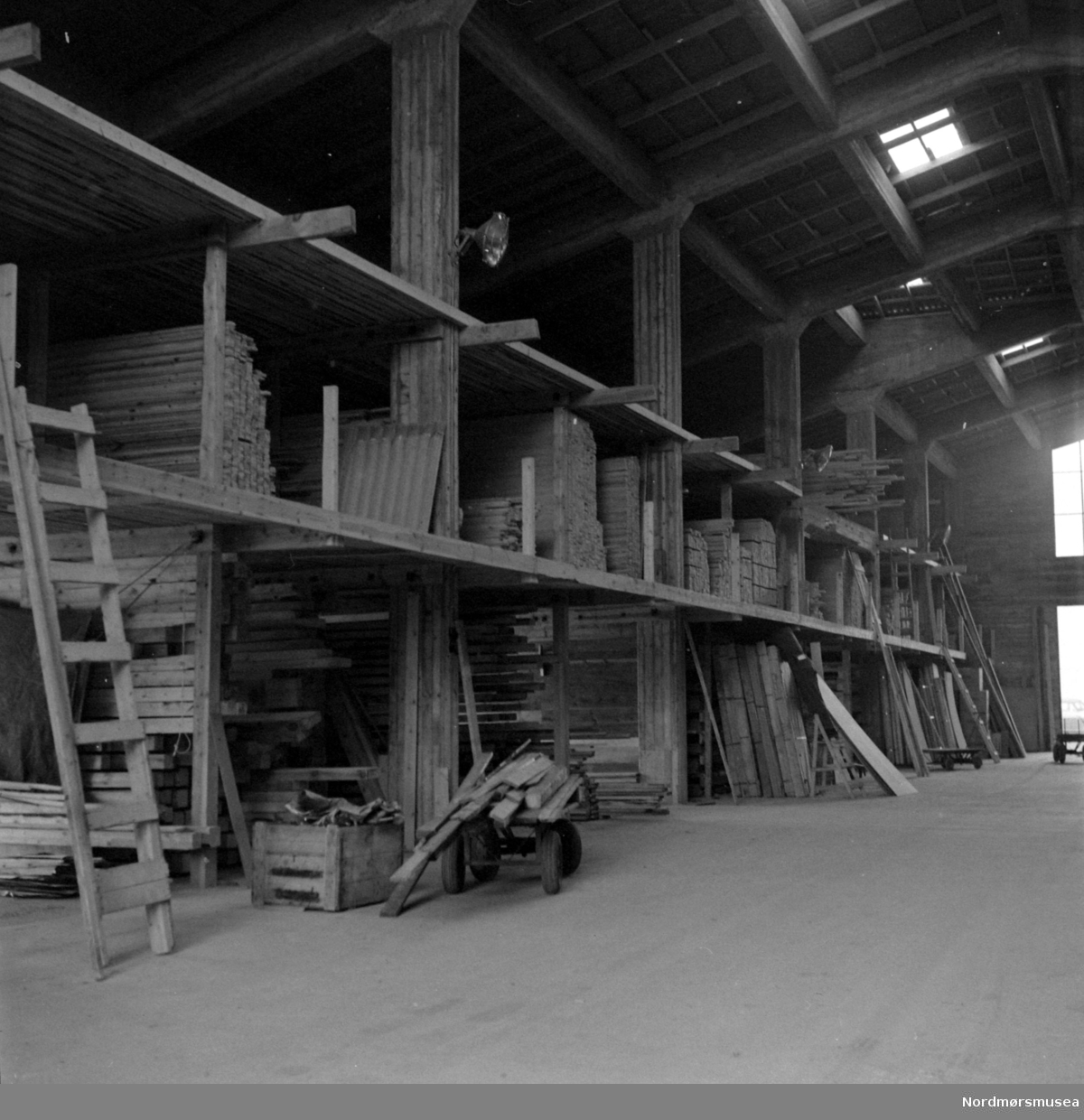 Foto fra Storvik Mekaniske verksted i Kristiansund, hvor vi ser blant annet fra fartøyet Masi. Fotograf er Nils Williams. Fra Nordmøre museums fotosamlinger.