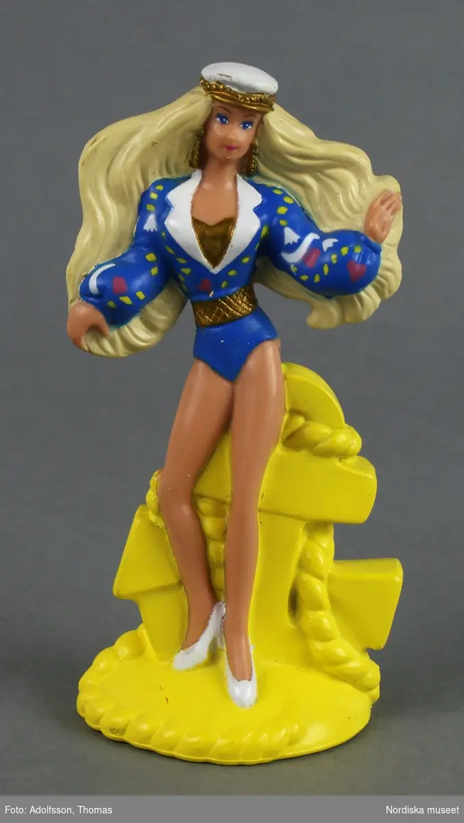 Dockan föreställer en blond Barbie i miniatyr.