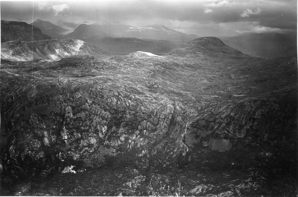 Sjekk rutenett bilde 2. Fjelltopp rute 14 er trolig Loasevarri (Lossifjell), 1211 moh. Elv rute 29 er Lossielva som renner ned i Skjomdalen.