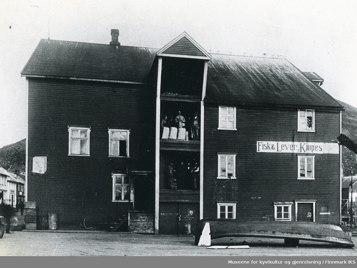 Honningsvåg. Fiskebruk og tørrfisklager til Richard Floer AS på Holmen i "Tyskerbrygga". 1923.