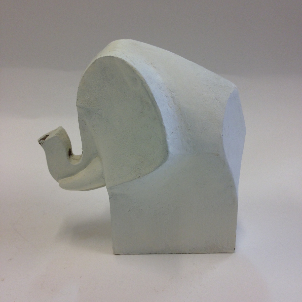 Originalmodell för gjutet glas. Elefant i trä, vitmålad.
