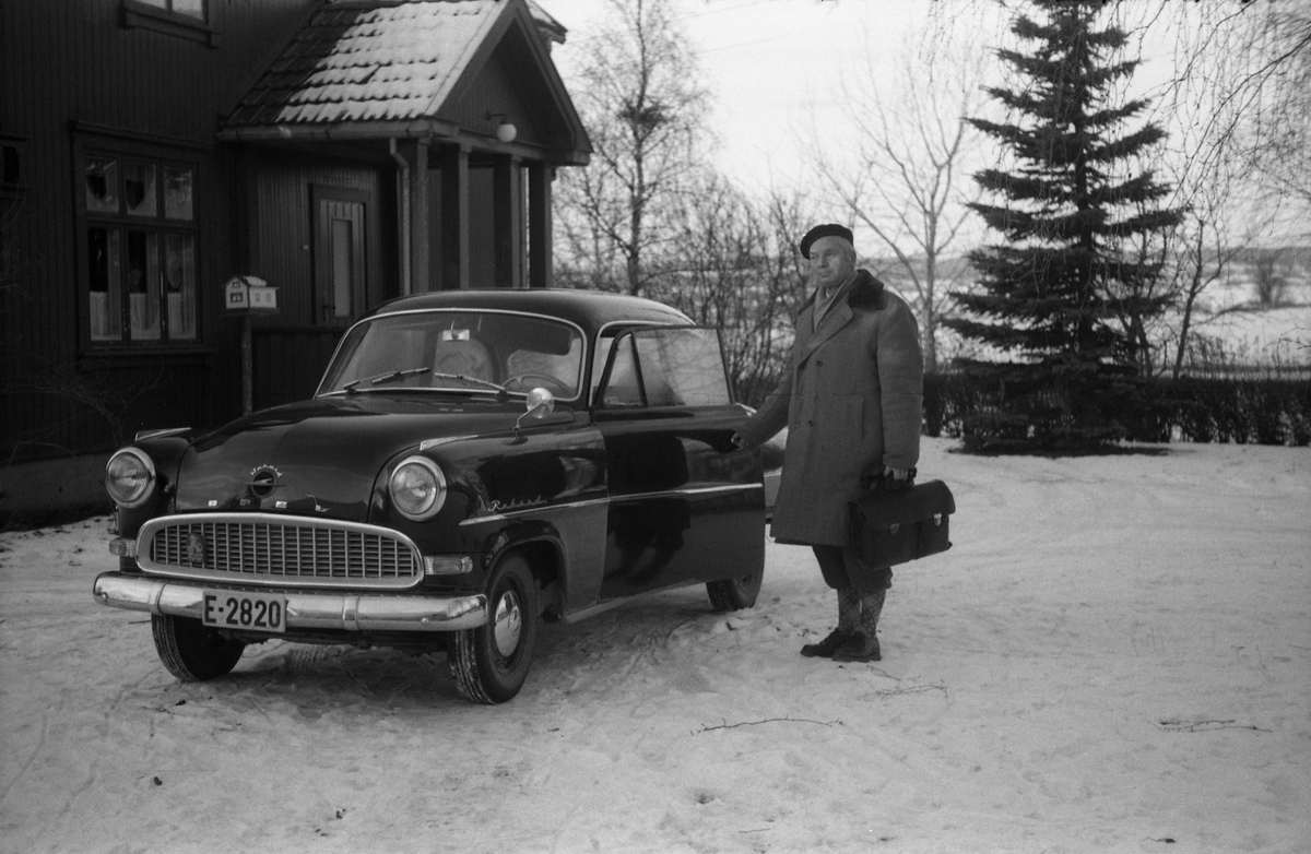 Fire bildere av distriktslege i Østre Toten, Per Bojsen Aamot, som står ved sida av sin 1956-modell Opel Rekord. Bildene er tatt på gårdsplassen hos fotografen, Sigurd Røisli.  senhøstes 1958.