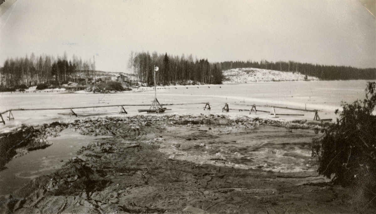 Text i fotoalbum: "Studieresa med general Alm till Finland 1.-12. mars 1939. Bankfyllnad vid Hiidenvesi."