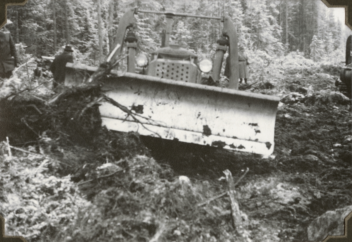 Text i fotoalbum: "Brytning av timmerbasväg med ingbat traktorer nov 1941, Dala-Floda skogar. "