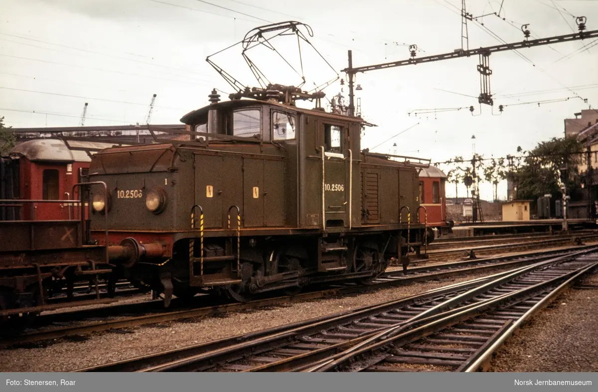 Ekektrisk lokomotiv El 10 2506 i skiftetjeneste på Oslo Vestbanestasjon.