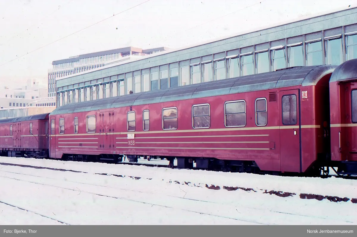 Personvogn litra BF13 nr. 21702 i tog 308 på Lillehammer stasjon