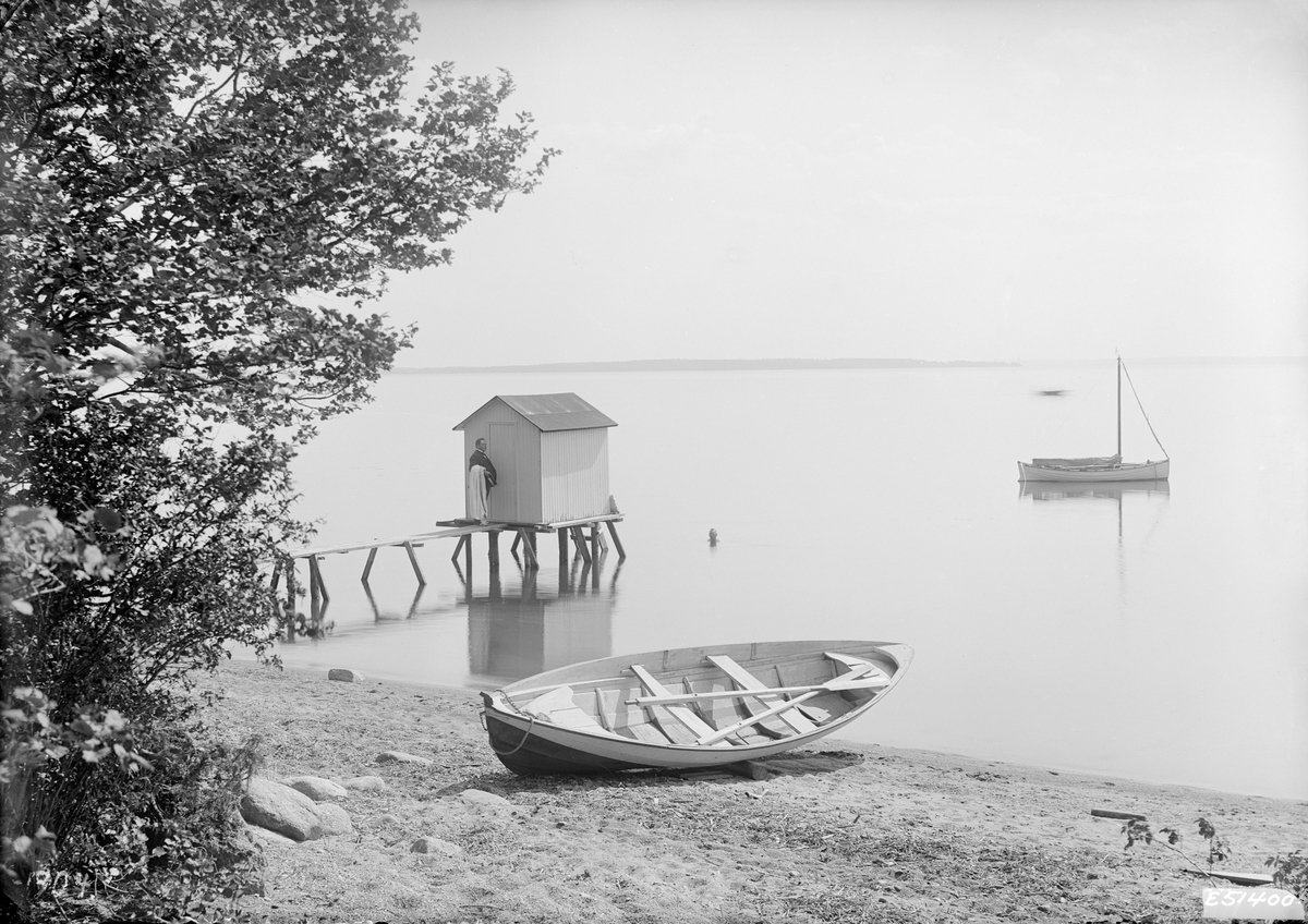 Ett svalkande dopp med stil. Motiv från Roxenbaden i Sandvik vid sjön Roxens norra strand. Året är 1904.