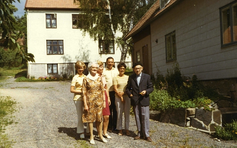 Vommedal Östergård 2:41 och 2:90 "Olas" (till höger) cirka 1970.
Från vänster: 1. Okänd Brander. 2. Judit Johansson (1893 - 1973). 3. Okänd Brander. 4. Thure Johansson Bjerrhede (1918 - 2004). 5. Eivor Johansson Bjerrhede (1921 - 2015). 6. Gustav Johansson (1886 - 1977).
Fotografen Oskar Brander hade under 1920-talet hyrt på gården i vita huset tillsammans med sin mor och syskon.
En av kvinnorna Brander ovan är fotografen Oscar Branders hustru. Namnuppgift saknas.