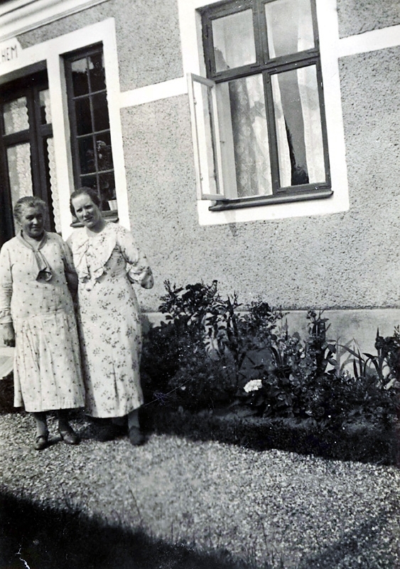 Två okända kvinnor från Stretereds vårdhem står utanför Rektorsbostaden, okänt årtal. Troligtvis är kvinnan till höger Åke Olssons (tidigare ägaren till fotot) mor Hilma Olsson som arbetade som kokerska på Stretereds vårdhem.