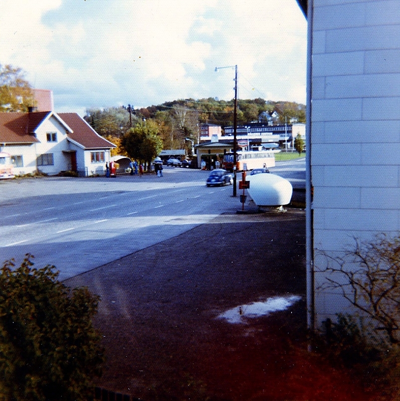 Kålleredbussarnas kontor på Gamla Riksvägen/Streteredsvägen i centrum år 1968. Till vänster ses "Selins", "Tuftets" gamla gårdshus Vommedal Västergård 3:9, vars boningshus var kontor till bussbolaget. Notera de vita hjälmliknande busskurerna som står på var sida om Gamla Riksvägen.