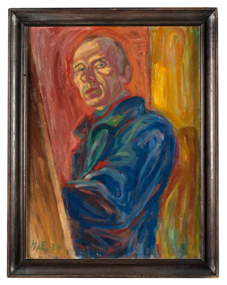 Oljemålning på duk, "Självporträtt" av Hjalmar Eldh. Konstnären själv, midjebild, vrider huvudet och ser snett bort vid sitt staffli t.v., blå klädsel, fonden övervägande röd-gul-orange.