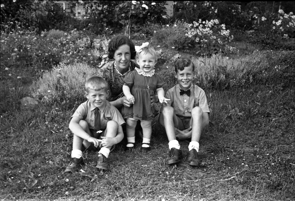 To portretter av Mally Tallerud med sine barn Marit, David (i midten) og Guttorm. Antatt ca. 1943.