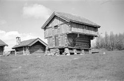 Ellefstjønnburet med steintrapp og andre gårdshus, Sundet, M