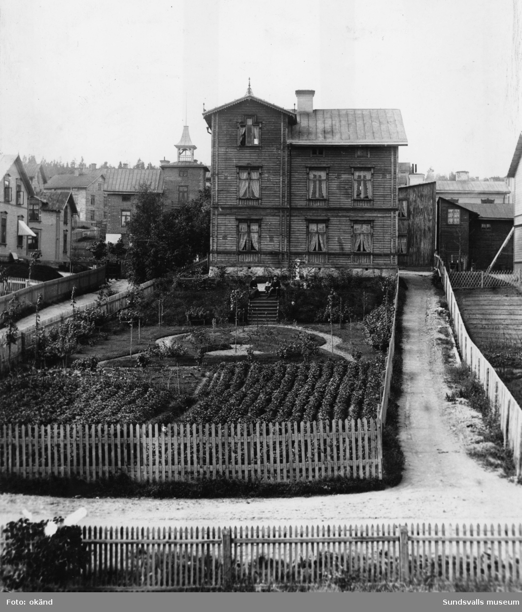 "Cederbladska huset" med stor trädgård. Familjen sitter på trappan. Bergsgatan 116 (nu 39) i nuvarande kvarteret Albäcken.